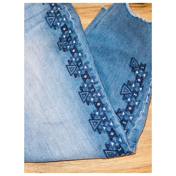 Light Wash Embezzled Jeans - Picture 3 of 3